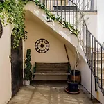 Steps From Hyde Park 2Br 2Bath Sleeps 6